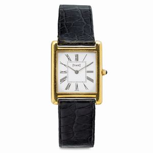 Piaget - Fine Tank in oro giallo 18k, quadrante bianco con numeri Romani, movimento carica manuale con zaffiro cabouchon sulla corona