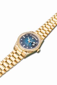 ROLEX : Affascinante e prezioso Day Date President in oro giallo 18k con diamanti finemente incastonati su anse e ghiera quadrante blu degrad� virato con indici brillanti e baguette  - Asta Orologi da Polso e da Tasca - Associazione Nazionale - Case d'Asta italiane