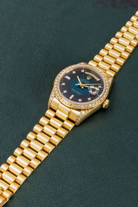 ROLEX : Affascinante e prezioso Day Date President in oro giallo 18k con diamanti finemente incastonati su anse e ghiera quadrante blu degrad� virato con indici brillanti e baguette  - Asta Orologi da Polso e da Tasca - Associazione Nazionale - Case d'Asta italiane