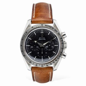 OMEGA - Accattivante ed elegante Speedmaster Broad Arrow, cronografo tre contatori in acciaio con scala tachimetrica, quadrante nero, cinturino in pelle, chiusura deployante, accompagnato da scatola e garanzia