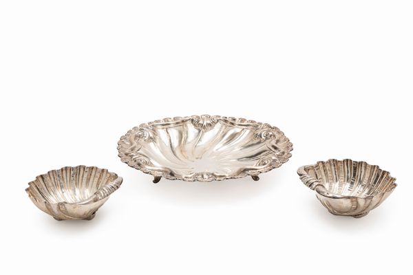 Un centrotavola e due ciotole  - Asta Argenti - Associazione Nazionale - Case d'Asta italiane