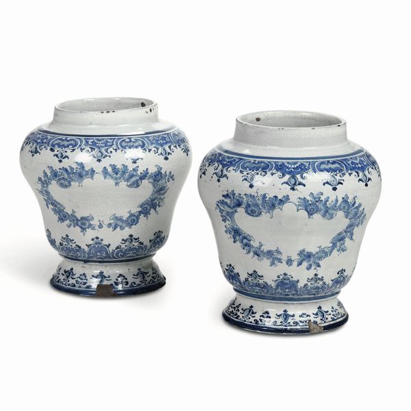 Coppia di vasi da farmacia<BR>Napoli, Fabbrica dei Massa, met del XVIII secolo  - Asta Maioliche e Porcellane - Associazione Nazionale - Case d'Asta italiane