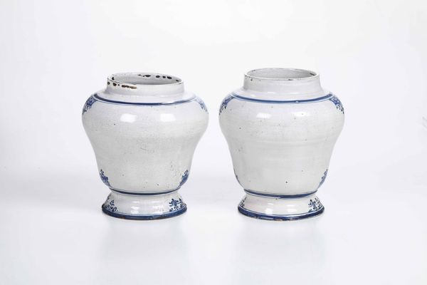 Coppia di vasi da farmacia<BR>Napoli, Fabbrica dei Massa, met del XVIII secolo  - Asta Maioliche e Porcellane - Associazione Nazionale - Case d'Asta italiane