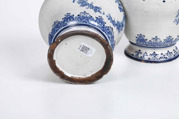 Coppia di vasi da farmacia<BR>Napoli, Fabbrica dei Massa, met del XVIII secolo  - Asta Maioliche e Porcellane - Associazione Nazionale - Case d'Asta italiane
