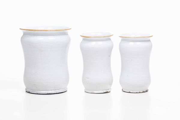 Tre rari albarelli<BR>Pescolanciano, Fabbrica del Duca di Pescolanciano, fine del XVIII secolo  - Asta Maioliche e Porcellane - Associazione Nazionale - Case d'Asta italiane