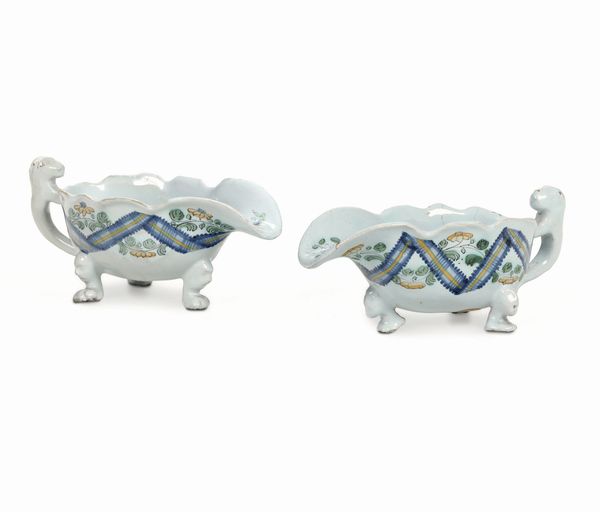 Coppia di salsiere<BR>Napoli, 1780 circa  - Asta Maioliche e Porcellane - Associazione Nazionale - Case d'Asta italiane