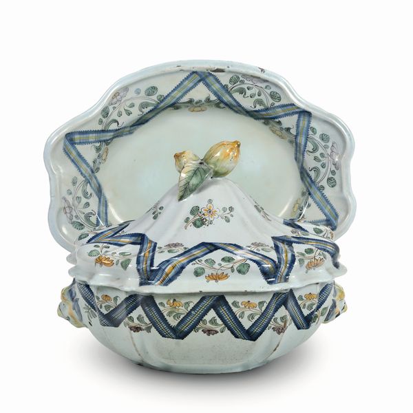 Una zuppiera, un coperchio e un piatto<BR>Napoli, 1780 circa<BR>  - Asta Maioliche e Porcellane - Associazione Nazionale - Case d'Asta italiane