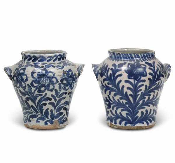Due vasi in terracotta <BR>Caltagirone (?), XIX-XX secolo  - Asta Maioliche e Porcellane - Associazione Nazionale - Case d'Asta italiane