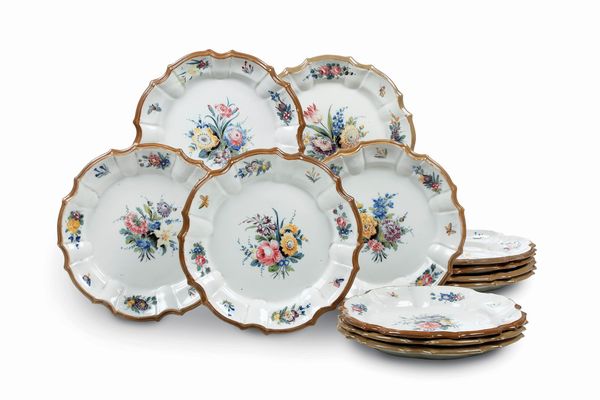 Dodici piatti piani<BR>Nove, Manifattura Antonibon-Barettoni, inizi del XX secolo  - Asta Maioliche e Porcellane - Associazione Nazionale - Case d'Asta italiane