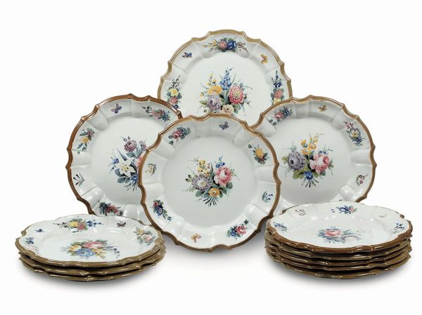Dodici piatti piani<BR>Nove, Manifattura Antonibon-Barettoni, inizi del XX secolo  - Asta Maioliche e Porcellane - Associazione Nazionale - Case d'Asta italiane