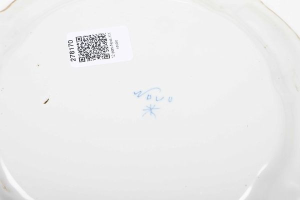 Dodici piatti piani<BR>Nove, Manifattura Antonibon-Barettoni, inizi del XX secolo  - Asta Maioliche e Porcellane - Associazione Nazionale - Case d'Asta italiane