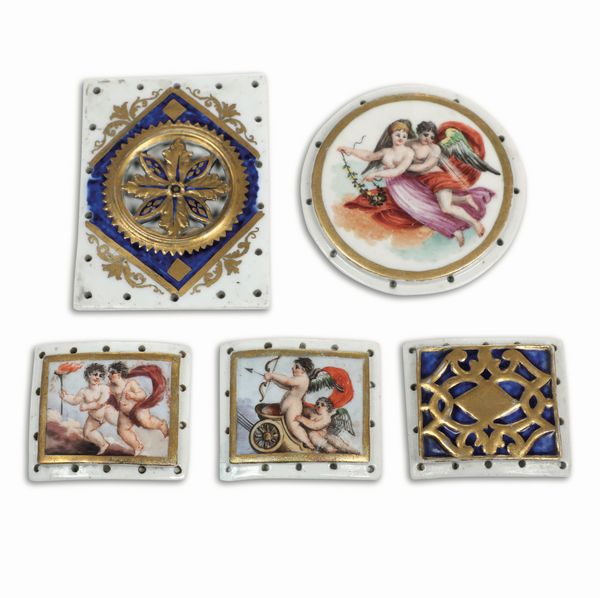 Cinque placchette per abiti e scarpe<BR>Nove, Manifattura Antonibon, primi del XIX secolo<BR>Pittura di Giovanni Marcon (1771-1830)<BR><BR><BR>  - Asta Maioliche e Porcellane - Associazione Nazionale - Case d'Asta italiane