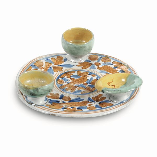 Piatto portauovo <BR>Deruta, XVII secolo  - Asta Maioliche e Porcellane - Associazione Nazionale - Case d'Asta italiane