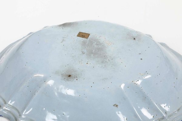 Bacinella <BR>Pavia, prima met del XVIII secolo  - Asta Maioliche e Porcellane - Associazione Nazionale - Case d'Asta italiane