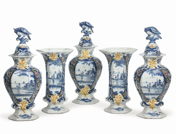 Garniture di cinque vasi<BR>Olanda, Delft, Manifattura De Drey Clocken, 1725-1764<BR>  - Asta Maioliche e Porcellane - Associazione Nazionale - Case d'Asta italiane