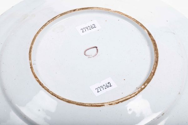 Piatto al pino doro<BR>Milano, Manifattura di Pasquale Rubati, 1770-1780  - Asta Maioliche e Porcellane - Associazione Nazionale - Case d'Asta italiane