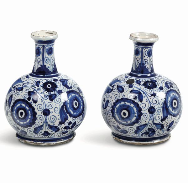 Coppia di fiasche<BR>Faenza, prima met del XVI secolo  - Asta Maioliche e Porcellane - Associazione Nazionale - Case d'Asta italiane