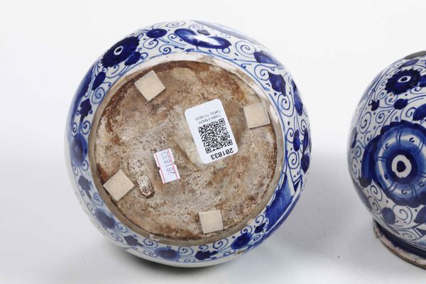 Coppia di fiasche<BR>Faenza, prima met del XVI secolo  - Asta Maioliche e Porcellane - Associazione Nazionale - Case d'Asta italiane