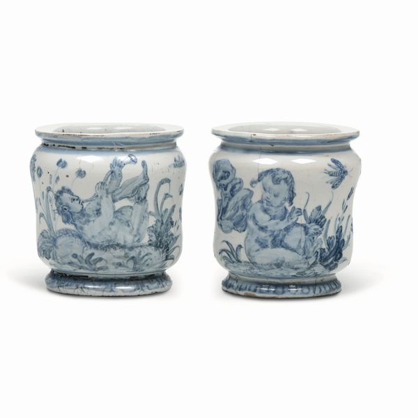 Coppia di rari vasetti da farmacia<BR>Castelli, Bottega Pompei o di Carlo Antonio Grue, 1680-1690 circa  - Asta Maioliche e Porcellane - Associazione Nazionale - Case d'Asta italiane