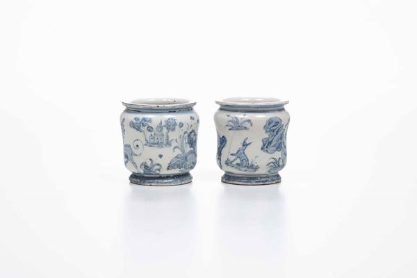 Coppia di rari vasetti da farmacia<BR>Castelli, Bottega Pompei o di Carlo Antonio Grue, 1680-1690 circa  - Asta Maioliche e Porcellane - Associazione Nazionale - Case d'Asta italiane