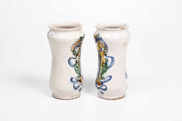 Coppia di albarelli<BR>Campania, (area napoletana), seconda met del XVII secolo  - Asta Maioliche e Porcellane - Associazione Nazionale - Case d'Asta italiane