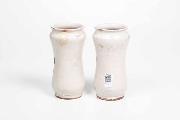 Coppia di albarelli<BR>Campania, (area napoletana), seconda met del XVII secolo  - Asta Maioliche e Porcellane - Associazione Nazionale - Case d'Asta italiane