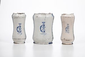 Tre albarelli<BR>Napoli, 1697-1701 circa<BR>  - Asta Maioliche e Porcellane - Associazione Nazionale - Case d'Asta italiane