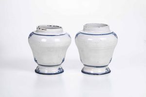 Coppia di vasi da farmacia<BR>Napoli, Fabbrica dei Massa, met del XVIII secolo  - Asta Maioliche e Porcellane - Associazione Nazionale - Case d'Asta italiane