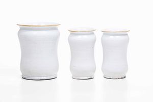 Tre rari albarelli<BR>Pescolanciano, Fabbrica del Duca di Pescolanciano, fine del XVIII secolo  - Asta Maioliche e Porcellane - Associazione Nazionale - Case d'Asta italiane