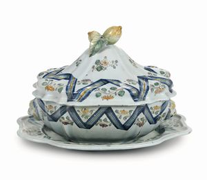 Una zuppiera, un coperchio e un piatto<BR>Napoli, 1780 circa<BR>  - Asta Maioliche e Porcellane - Associazione Nazionale - Case d'Asta italiane
