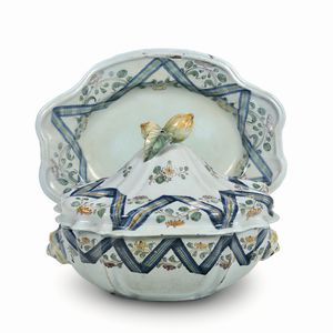 Una zuppiera, un coperchio e un piatto<BR>Napoli, 1780 circa<BR>  - Asta Maioliche e Porcellane - Associazione Nazionale - Case d'Asta italiane
