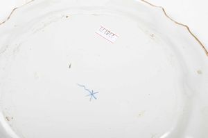 Dodici piatti piani<BR>Nove, Manifattura Antonibon-Barettoni, inizi del XX secolo  - Asta Maioliche e Porcellane - Associazione Nazionale - Case d'Asta italiane