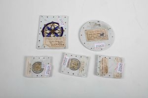 Cinque placchette per abiti e scarpe<BR>Nove, Manifattura Antonibon, primi del XIX secolo<BR>Pittura di Giovanni Marcon (1771-1830)<BR><BR><BR>  - Asta Maioliche e Porcellane - Associazione Nazionale - Case d'Asta italiane