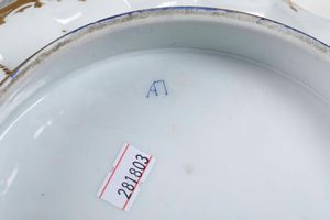 Grande ciotola <BR>Gorbounovo (Mosca), Manifattura Alexander Popov, XIX secolo  - Asta Maioliche e Porcellane - Associazione Nazionale - Case d'Asta italiane