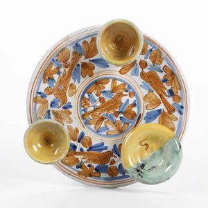Piatto portauovo <BR>Deruta, XVII secolo  - Asta Maioliche e Porcellane - Associazione Nazionale - Case d'Asta italiane