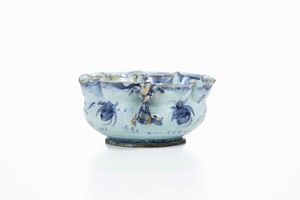 Piccolo bacile<BR>Albisola, Fabbrica Conrado, seconda met del XVII secolo  - Asta Maioliche e Porcellane - Associazione Nazionale - Case d'Asta italiane