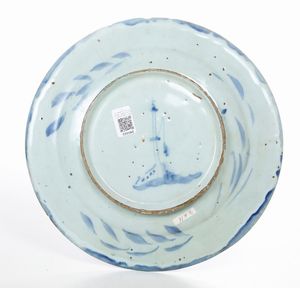 Grande piatto <BR>Savona, fine del XVII - inizio del XVIII secolo  - Asta Maioliche e Porcellane - Associazione Nazionale - Case d'Asta italiane