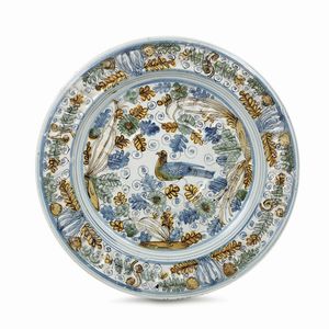 Grande piatto <BR>Pavia, ultimo quarto del XVII - inizi del XVIII secolo  - Asta Maioliche e Porcellane - Associazione Nazionale - Case d'Asta italiane