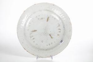 Grande piatto <BR>Pavia, ultimo quarto del XVII - inizi del XVIII secolo  - Asta Maioliche e Porcellane - Associazione Nazionale - Case d'Asta italiane