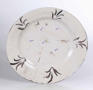 Grande piatto<BR>Pavia, inizio del XVIII secolo  - Asta Maioliche e Porcellane - Associazione Nazionale - Case d'Asta italiane