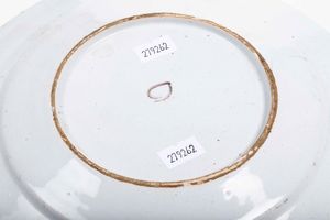 Piatto al pino doro<BR>Milano, Manifattura di Pasquale Rubati, 1770-1780  - Asta Maioliche e Porcellane - Associazione Nazionale - Case d'Asta italiane