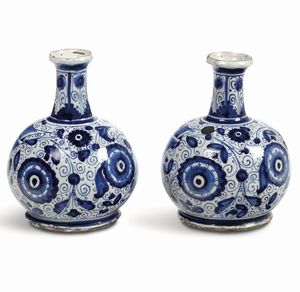 Coppia di fiasche<BR>Faenza, prima met del XVI secolo  - Asta Maioliche e Porcellane - Associazione Nazionale - Case d'Asta italiane