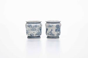 Coppia di rari vasetti da farmacia<BR>Castelli, Bottega Pompei o di Carlo Antonio Grue, 1680-1690 circa  - Asta Maioliche e Porcellane - Associazione Nazionale - Case d'Asta italiane