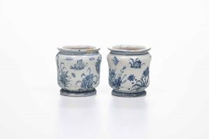 Coppia di rari vasetti da farmacia<BR>Castelli, Bottega Pompei o di Carlo Antonio Grue, 1680-1690 circa  - Asta Maioliche e Porcellane - Associazione Nazionale - Case d'Asta italiane