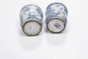 Coppia di rari vasetti da farmacia<BR>Castelli, Bottega Pompei o di Carlo Antonio Grue, 1680-1690 circa  - Asta Maioliche e Porcellane - Associazione Nazionale - Case d'Asta italiane