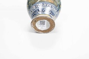 Coppia di vasi da farmacia <BR>Castelli, prima met del XVIII secolo (?)  - Asta Maioliche e Porcellane - Associazione Nazionale - Case d'Asta italiane