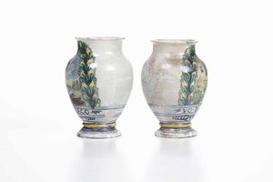 Coppia di vasi da farmacia <BR>Castelli, prima met del XVIII secolo (?)  - Asta Maioliche e Porcellane - Associazione Nazionale - Case d'Asta italiane