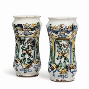 Coppia di albarelli<BR>Campania, (area napoletana), seconda met del XVII secolo  - Asta Maioliche e Porcellane - Associazione Nazionale - Case d'Asta italiane