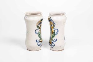 Coppia di albarelli<BR>Campania, (area napoletana), seconda met del XVII secolo  - Asta Maioliche e Porcellane - Associazione Nazionale - Case d'Asta italiane