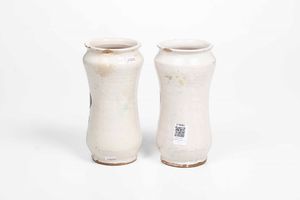 Coppia di albarelli<BR>Campania, (area napoletana), seconda met del XVII secolo  - Asta Maioliche e Porcellane - Associazione Nazionale - Case d'Asta italiane